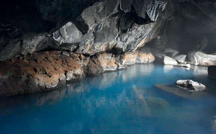 В окрестностях озера Мивант снимались «Игры престолов». Пещера Джона Сноу