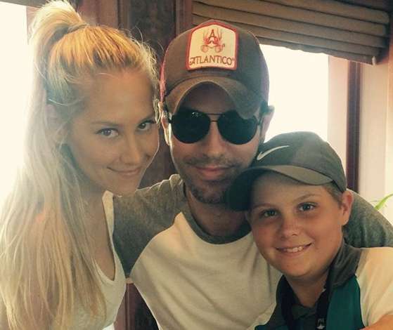 АННА КУРНИКОВА С ЭНРИКЕ ИГЛЕСИАСОМ И СВОИМ СВОДНЫМ БРАТОМ