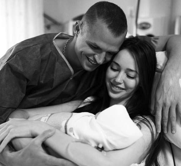 Дмитрий Тарасов и Анастасия Костенко с новорожденной дочерью