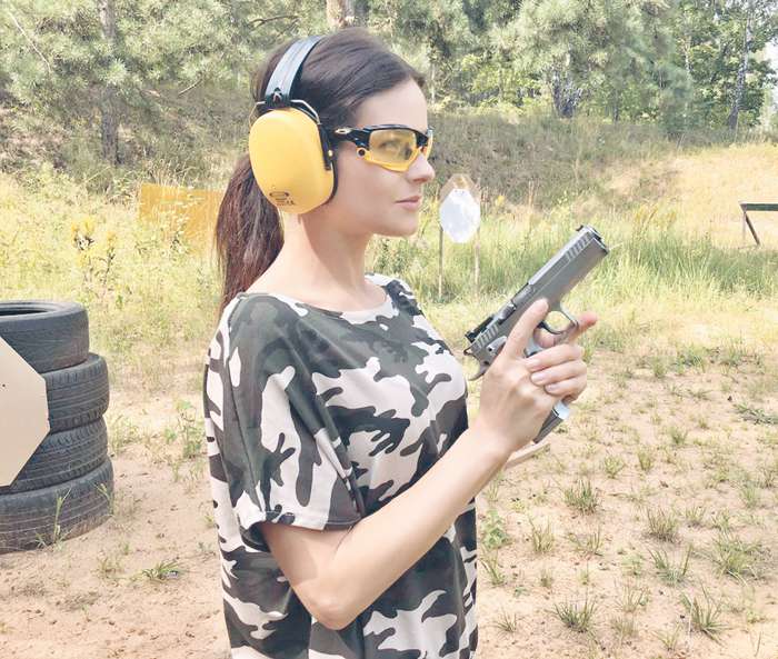 Анна Пескова учится стрелять