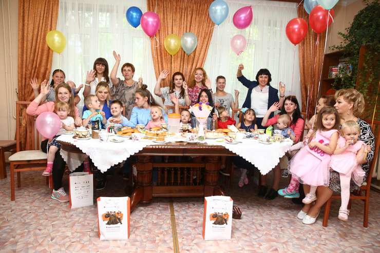 Елена Захарова с выпускницами детского дома, которые одни воспитывают детей