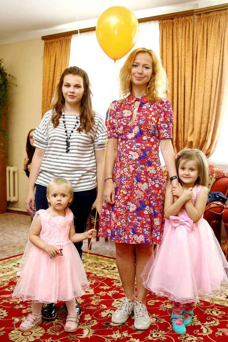Захарова вместе со стилистом приготовила 25-летнюю мать-одиночку Диану Камальдинову к выходу в свет