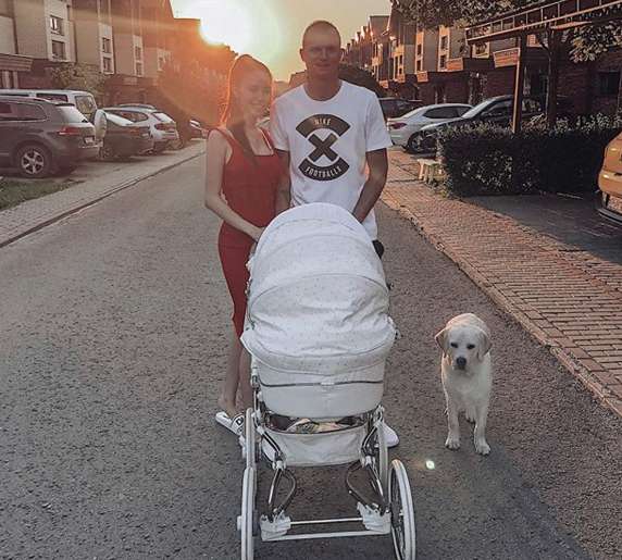 Дмитрий Тарасов и Анастасия Костенко с новорожденной дочерью