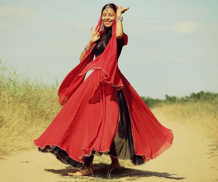 По одной из версий слово «сарафан» происходит от названия традиционной индийской одежды сари