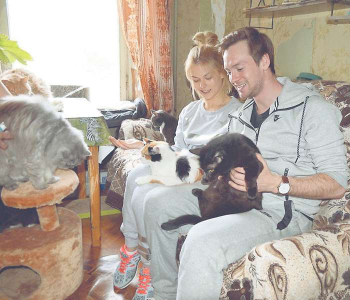 Софья не только приютила дома двух кошек, но и вместе со своим партнером по «Молодежке» Александром Соколовским является активистом движения в защиту животных