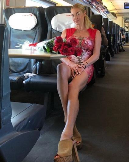 Волочкова явилась в храм в вечернем платье