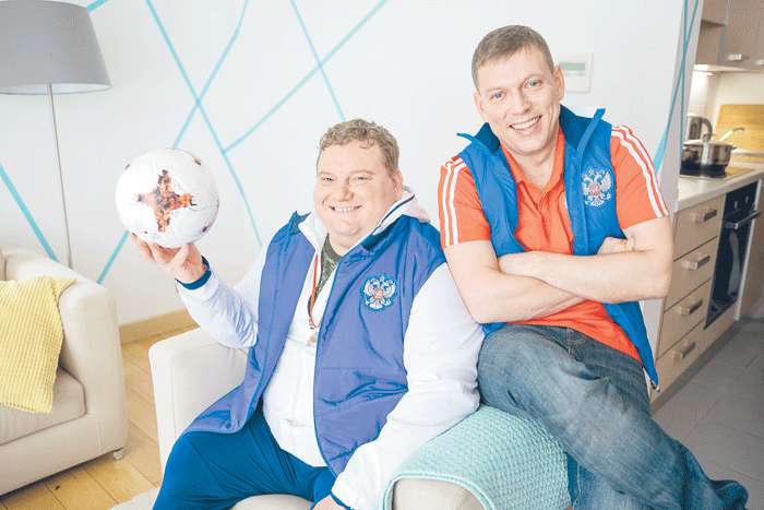 Дмитрий Колчин (слева) сыграл повара-тренера Диму, а Сергей Лавыгин — его друга Гену. На съемочной площадке актеры стали ярким комедийным дуэтом