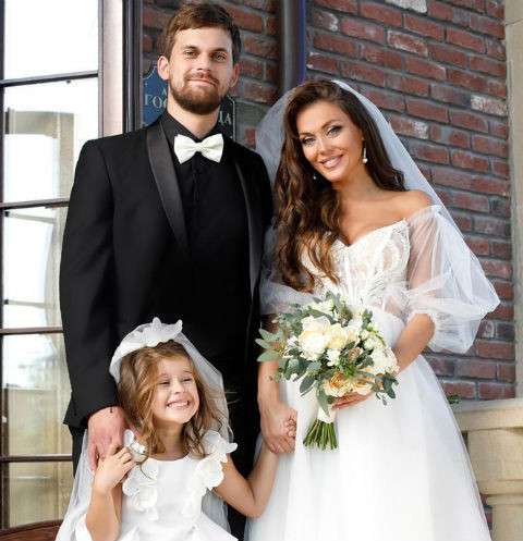 Таня Терешина с новым мужем и дочкой