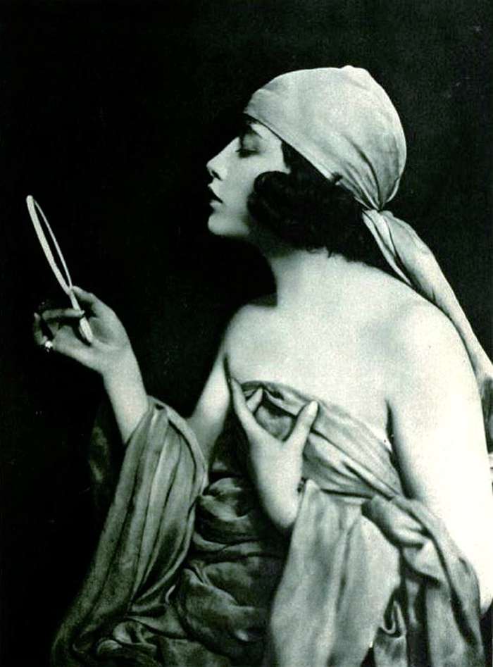 В 1910-е женщины начинают активно изучать искусство макияжа