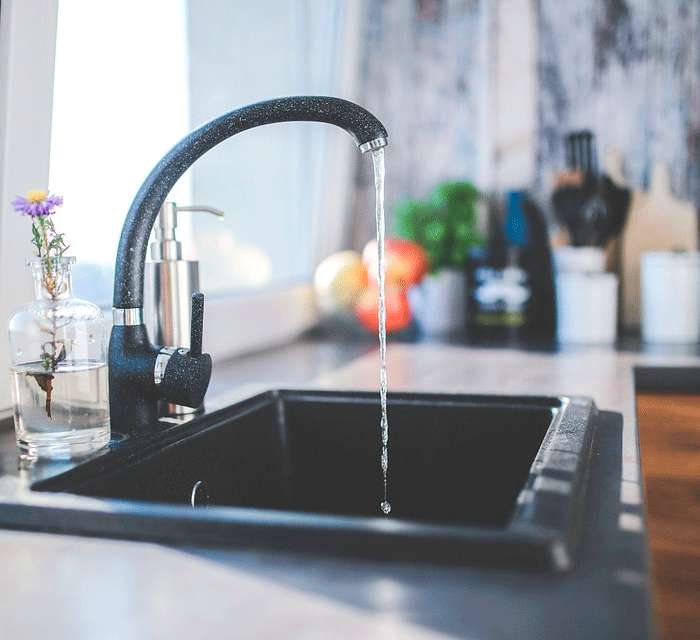 Вода смывает все ваши накопления, поэтому кухня и ванная комната - худшие места для заначки
