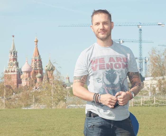 Том Харди гуляет по Москве