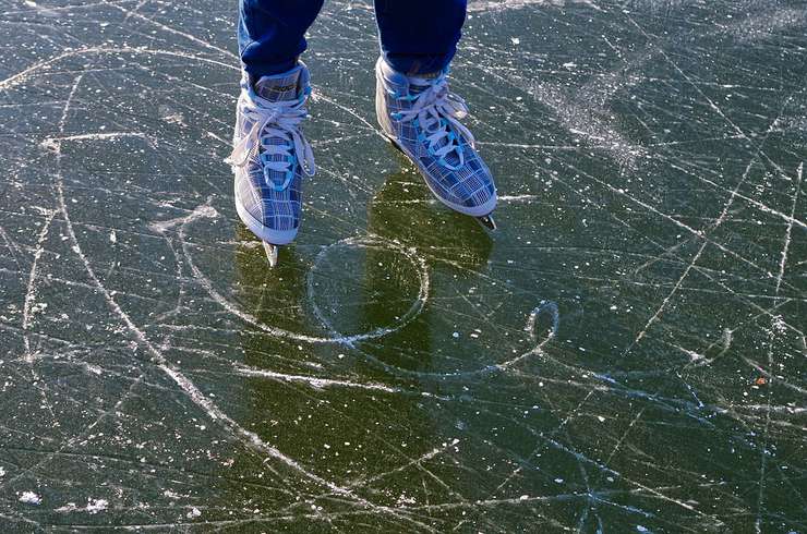 В Сокольниках можно кататься на коньках даже при плюсовой температуре