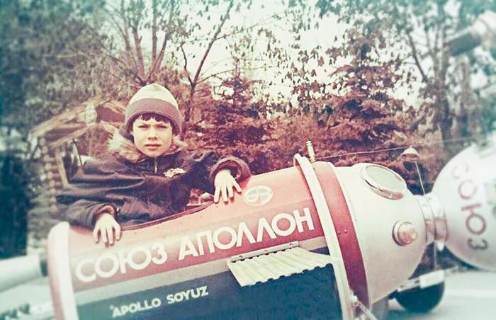 В детстве Стас, как и многие советские мальчишки, мечтал стать космонавтом