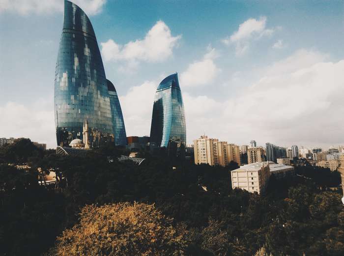 Современная часть Баку напоминает Дубай: те же высотки из стекла и бетона