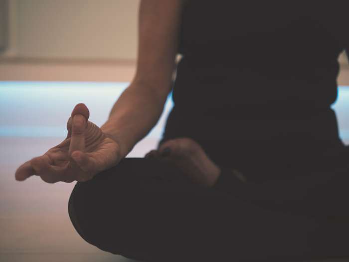 Во всеобщем понимании медитация – это сесть с закрытыми глазами в позу лотоса, положить руки со знаком «Все ок» на колени и о чем-то мечтать