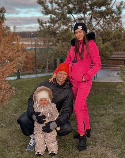 Дмитрий Тарасов с женой Анастасией и дочкой Миланой