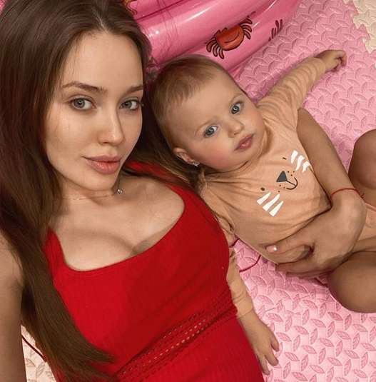 Анастасия Тарасова с дочкой Миланой