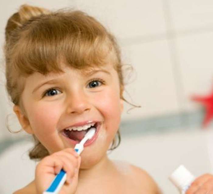 спокойно объясните ребенку, зачем нужно чистить зубы