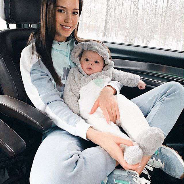 Анастасия Тарасова везде берет с собой дочь