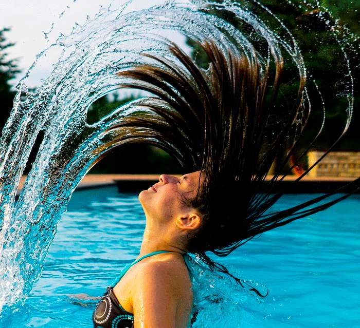 смочите волосы в душе, прежде чем зайти в сам бассейн