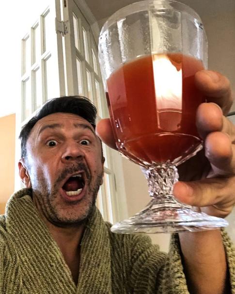 Сергей Шнуров поздравил женщин в стихах