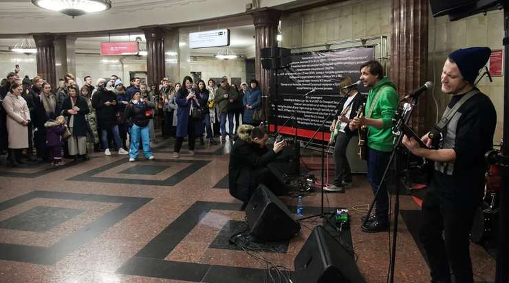Евгений Цыганов выступил в московском метро