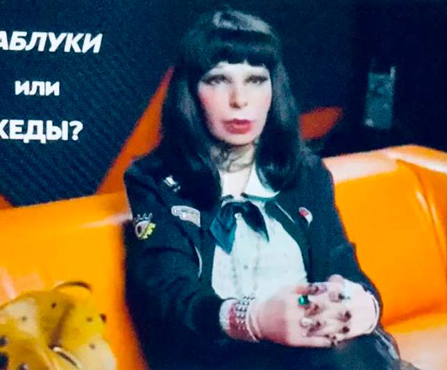 А нынешней весной Агузарова неожиданно появилась в видеоролике одного модного женского сайта, в котором показывала содержимое своей косметички