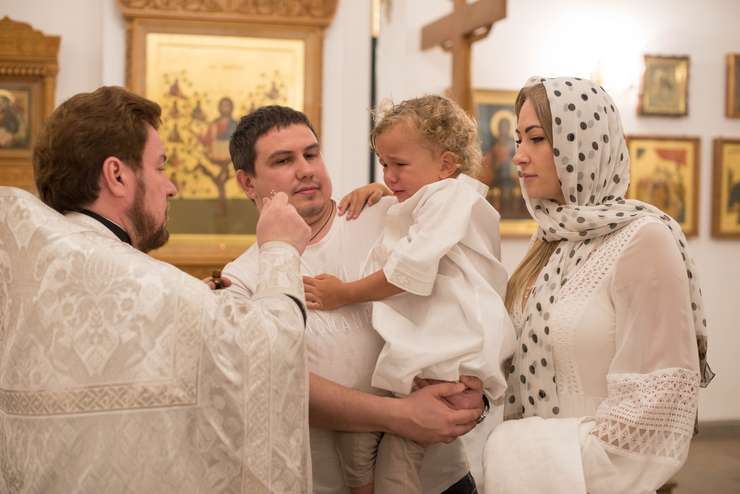 Иногда маленький Даниил плакал, но крестные родители помогли малышу быстро успокоиться