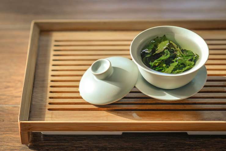 заварите зеленый листовой чай