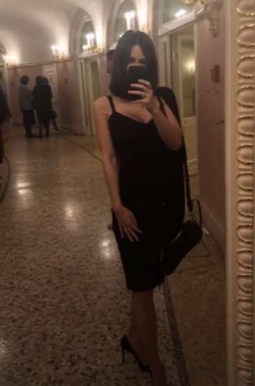 Климова пришла в Большой театр в мини-платье с глубоким декольте