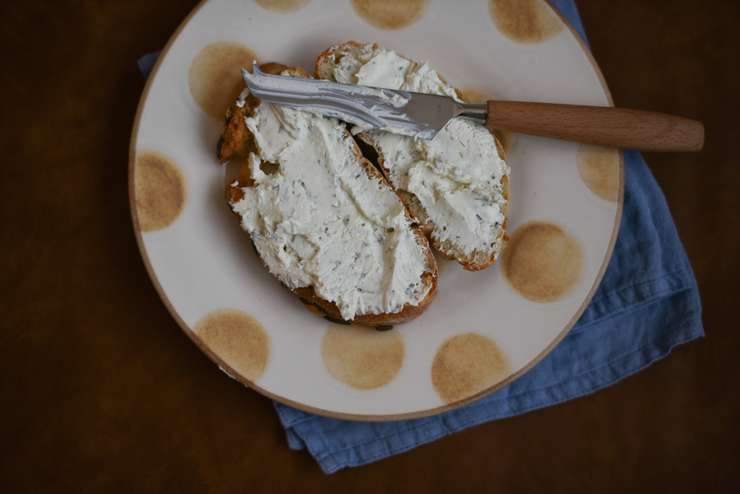 После хранения в морозильнике сыр перестаёт быть кремообразным