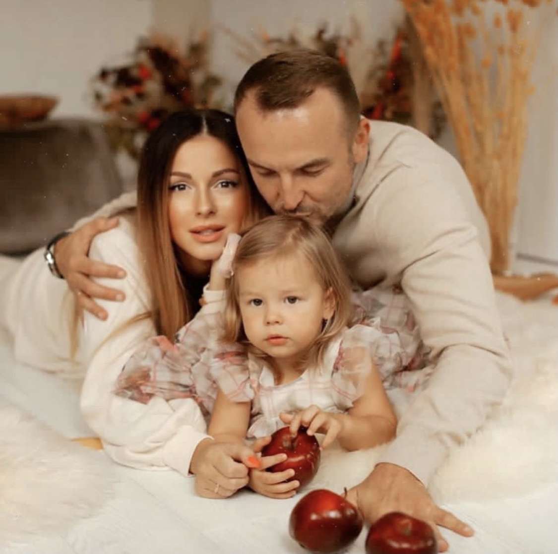 Нюша и Игорь Сивов с дочерью