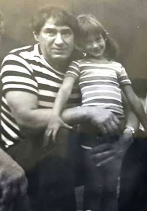 Маленькая Карина со своим отцом Спартком Мишулиным