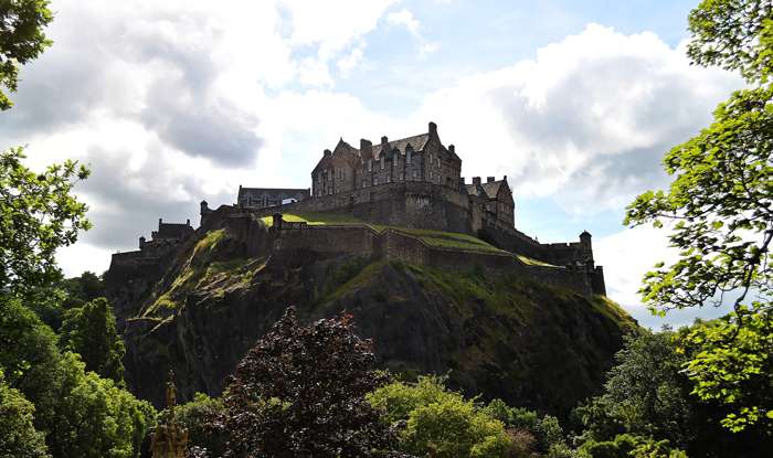 Эдинбургский замок возведен на отвесной скале
