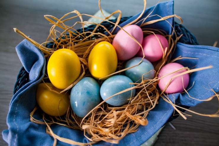Пасхальные яйца можно покрасить и без химии