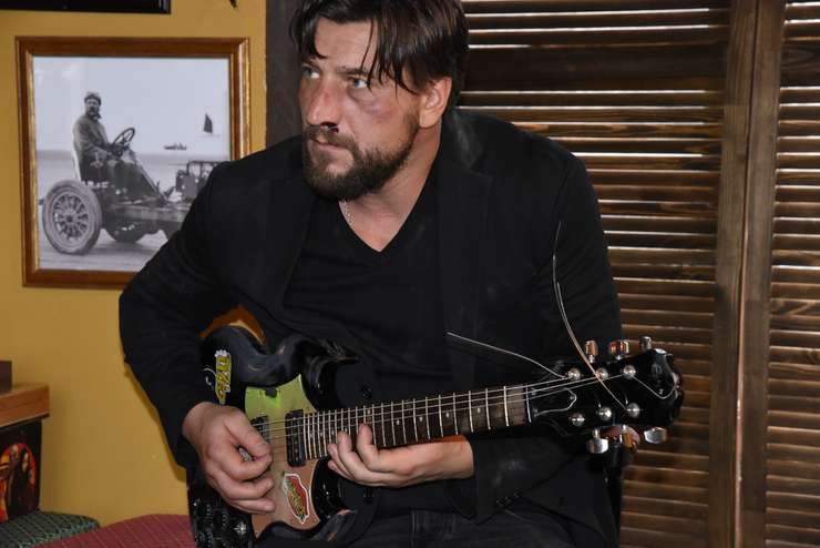 Актер не только играл на гитаре в образе своего героя Дениса, но и записал несколько композиций для сериала