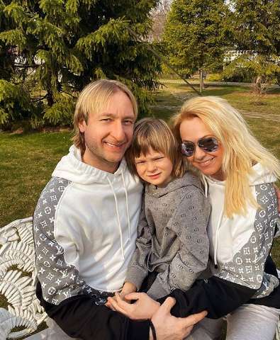 Евгений Плющенко с женой Яной Рудковской и сыном Сашей