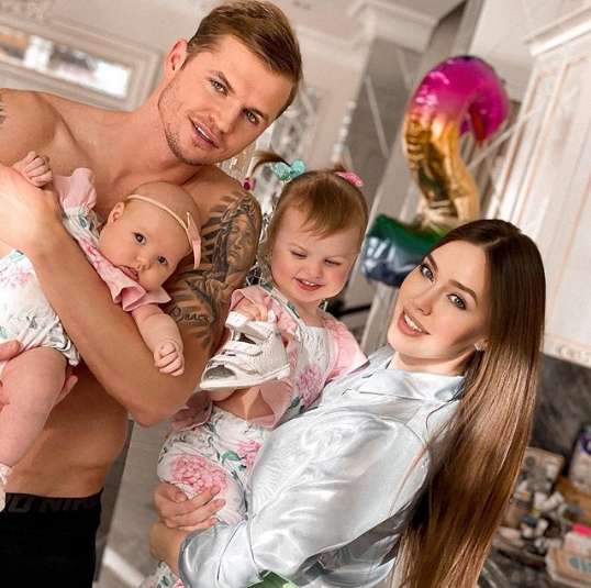 Дмитрий Тарасов с женой Анастасией и дочерьми