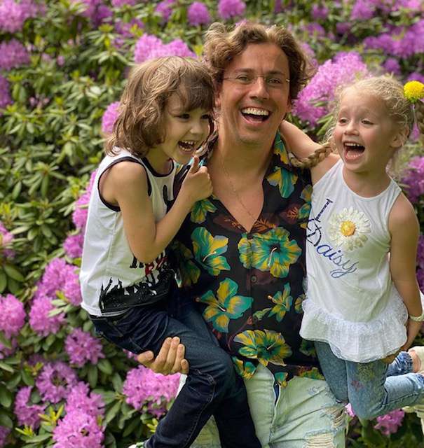 Максим Галкин с детьми в саду
