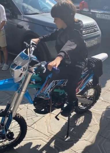 Тимати подарил сыну Киркорова мотоцикл