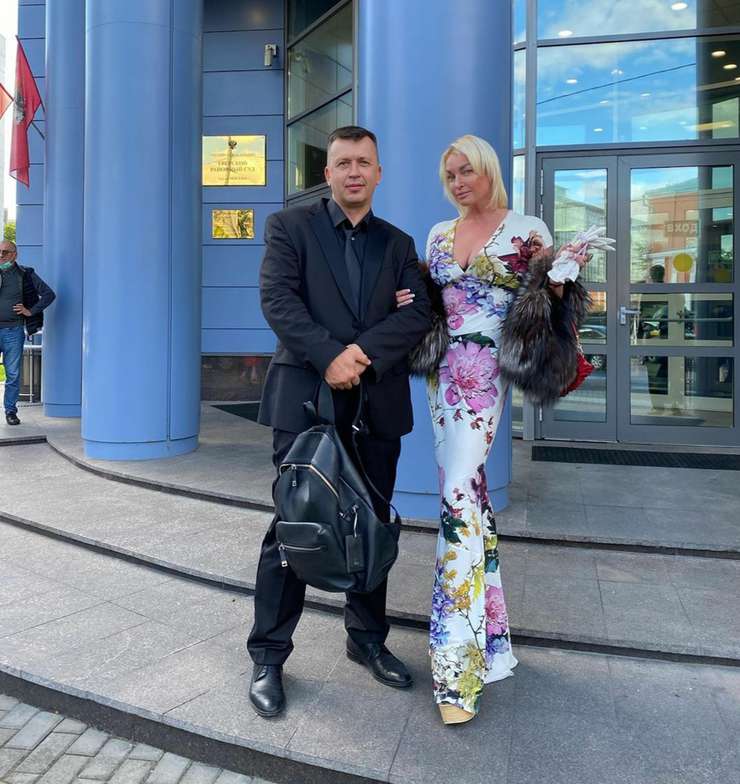 Анастасия Волочкова со своим адвокатом Виктором Швецем