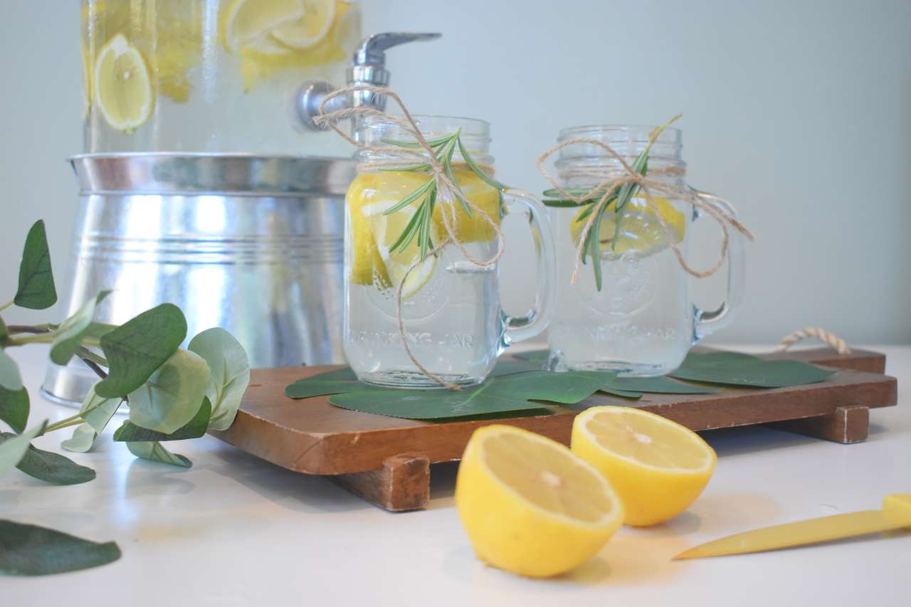 Лимонная вода – базовый вариант напитка