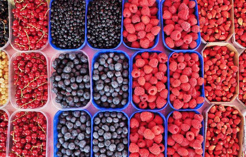 Флавоноиды отвечают за цвет ягод и фруктов