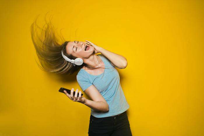 прослушивание музыки на максимальной громкости может привести к проблемам со слухом