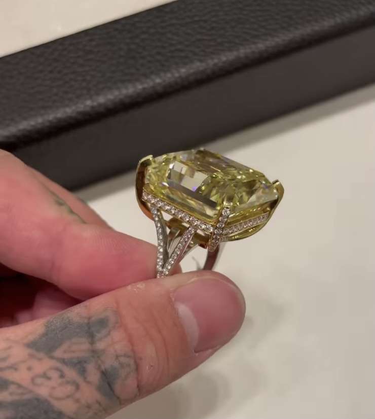 Тимати показал помолвочное кольцо весом 75 карат Тимати показал помолвочное кольцо весом 75 карат