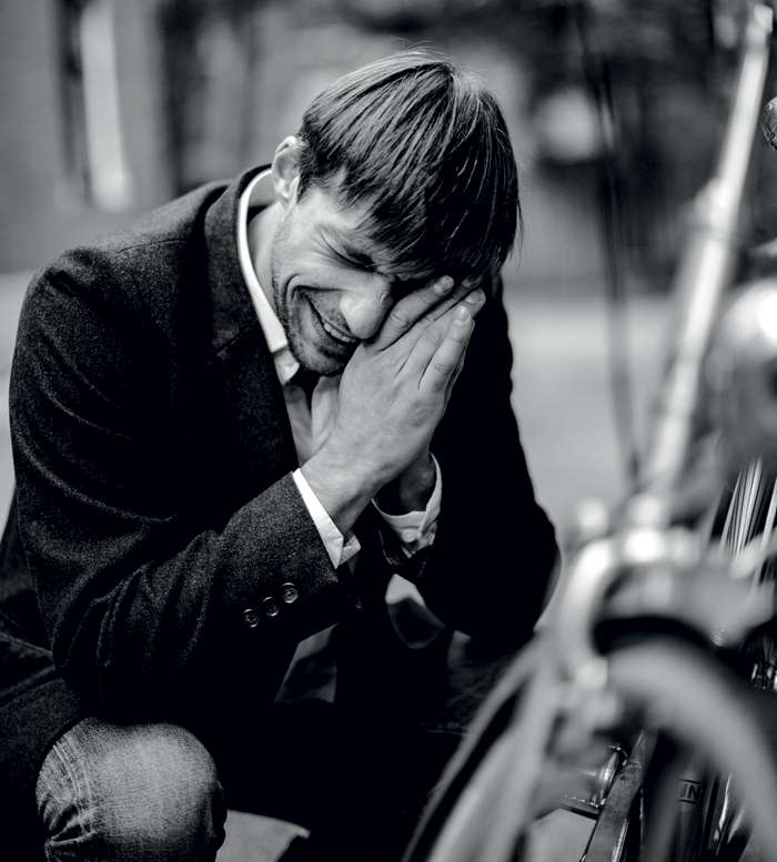 "Я переехал в Москву. Мы с друзьями сняли дом, ласково называли его «изба». И как только это произошло, я встретил прекрасную девушку в Питере" Я переехал в Москву. Мы с друзьями сняли дом, ласково называли его «изба». И как только это произошло, я встретил прекрасную девушку в Питере