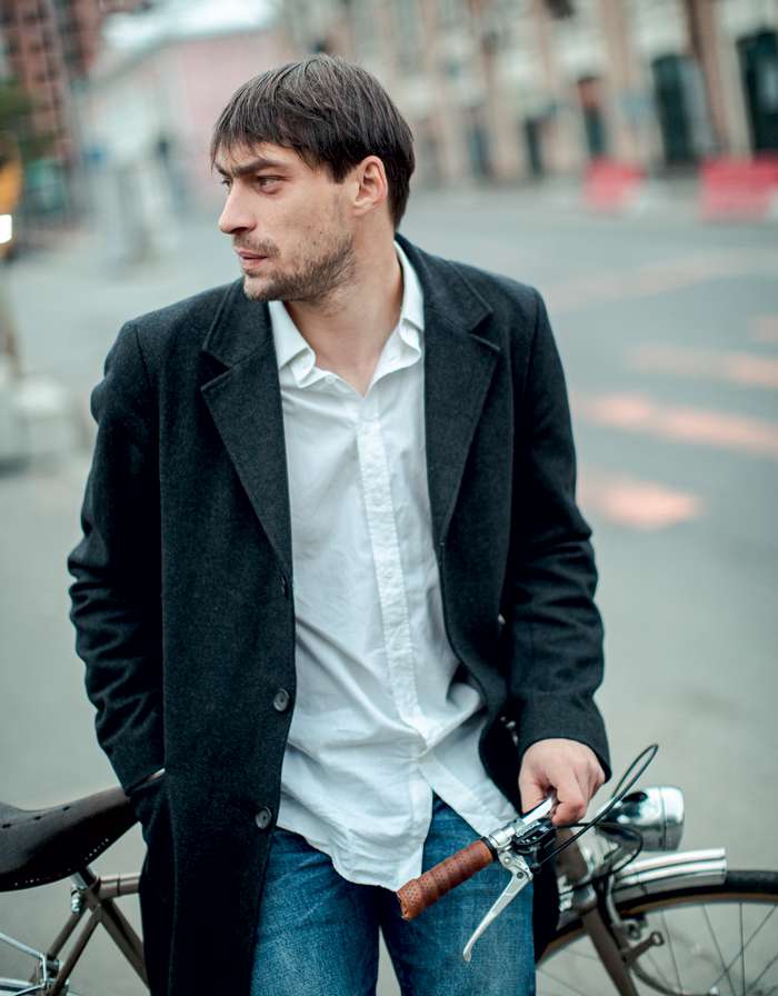 До того, как принять решение стать актером, Бровин учился на факультете физики и математики и параллельно играл в КВН До того, как принять решение стать актером, Бровин учился на факультете физики и математики и параллельно играл в КВН