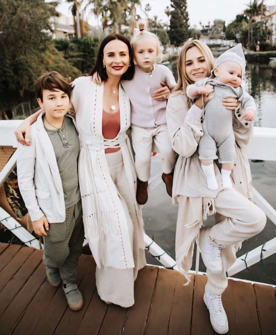 Саша Зверева с детьми