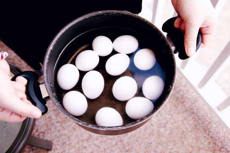 При варке кладите немного яиц в кастрюлю