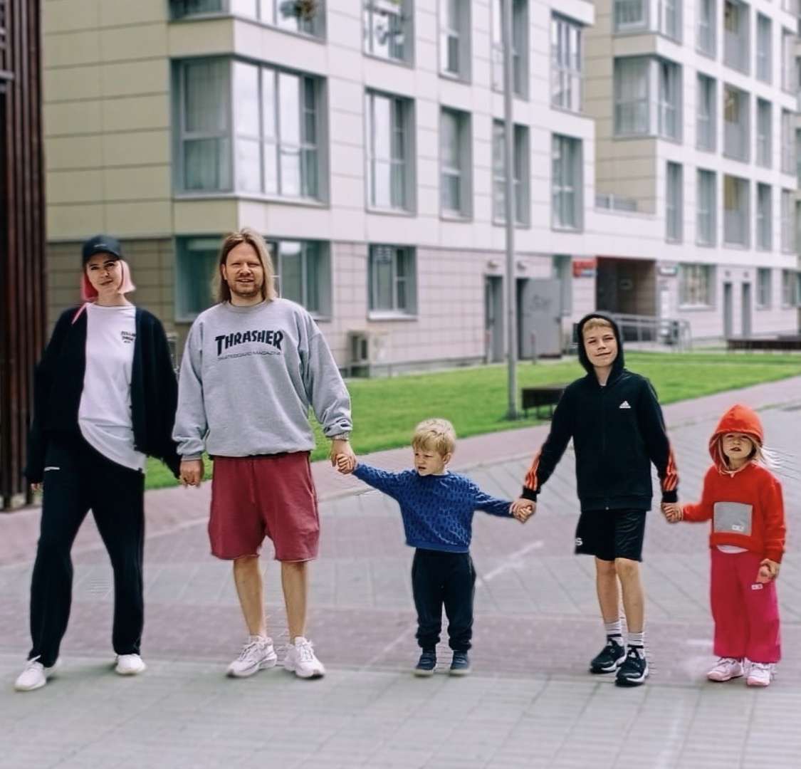 Валерий Дробыш и Анастасия Гуркова с детьми